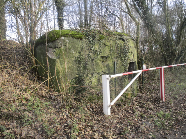 Ligne Maginot - B498 - JENLAIN Nord-Ouest (Blockhaus pour arme infanterie) - Ce blockhaus se située à l'extrémité de la route de Sebourd, en bordure de l'ancienne voie ferrée dématérialisée Valenciennes Bavay - Smardz Félix