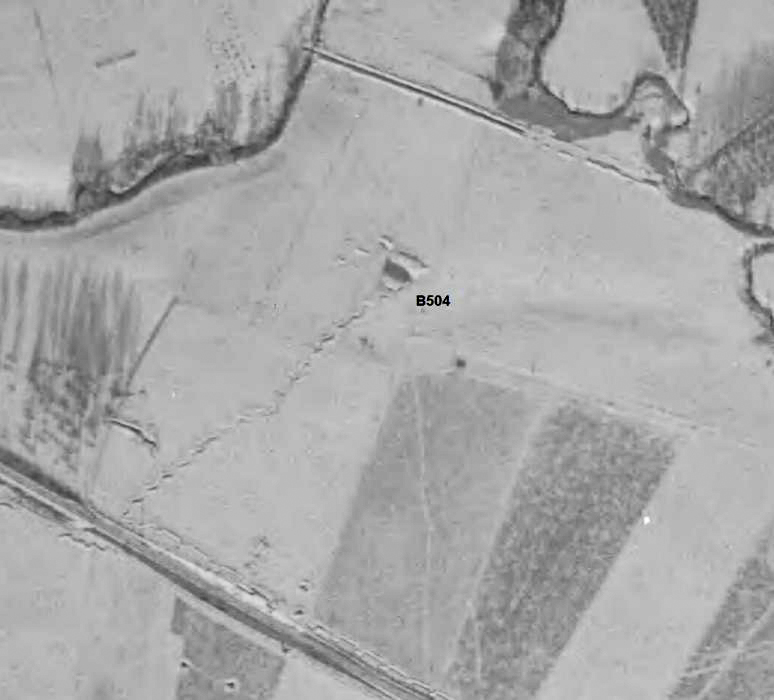 Ligne Maginot - Blockhaus B504 - Photo aérienne de l'hiver 1940, où l'on distingue la tranchée d'accès et un petit fossé antichar en avant. - IGN