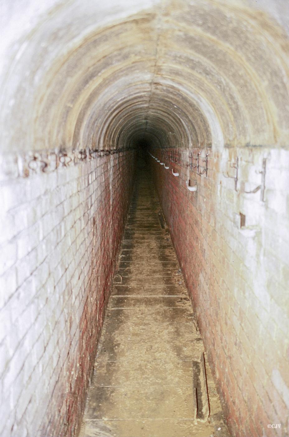 Ligne Maginot - JENLAIN - C14 - (Casemate d'infanterie) - L'égout vers le PO d'Eth encore en bon état - Lia VERMEULEN