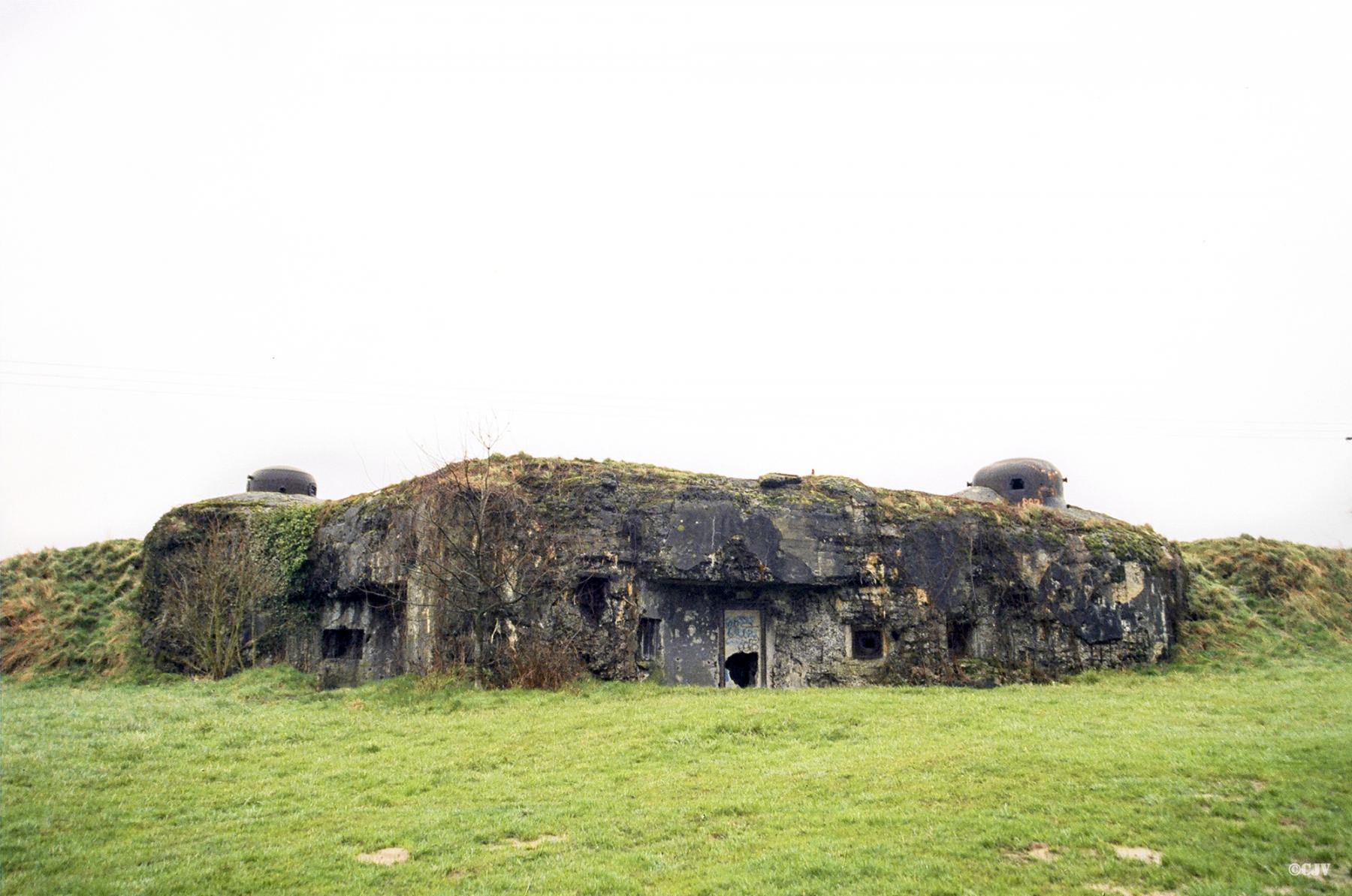 Ligne Maginot - JENLAIN - C14 - (Casemate d'infanterie) - Vue sur l'entrée avec, à gauche, la chambre de tir - Lia VERMEULEN
