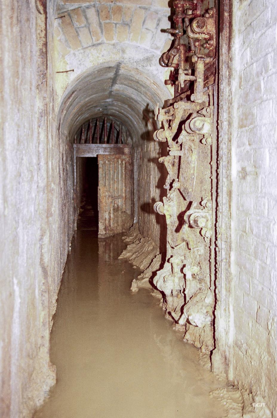 Ligne Maginot - JENLAIN - C14 - (Casemate d'infanterie) - Porte blindée dans L'égout ver le PO d'Eth - Lia VERMEULEN