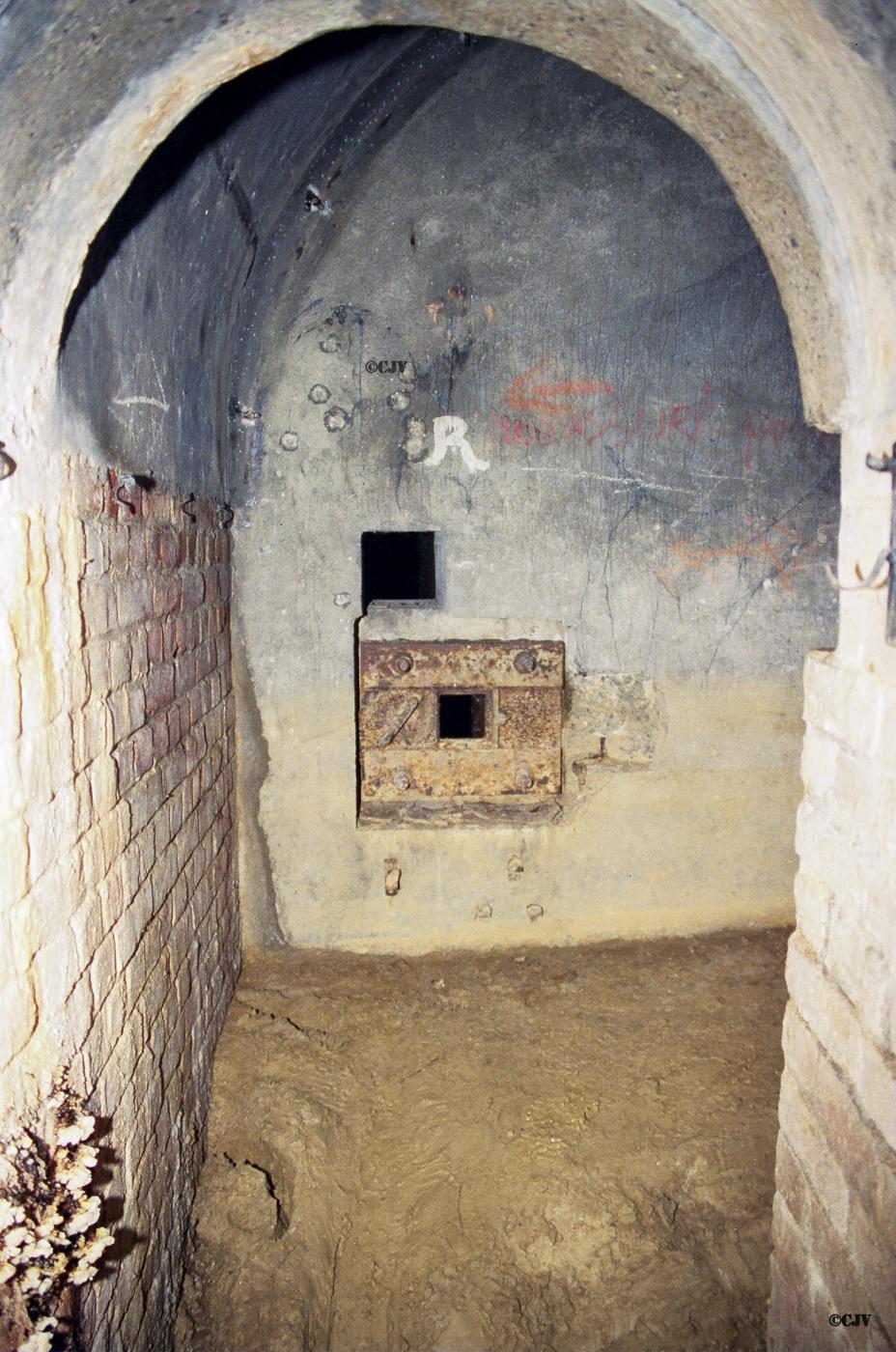Ligne Maginot - JENLAIN - C14 - (Casemate d'infanterie) - Début de l'egout vers le PO d'Eth - Lia VERMEULEN