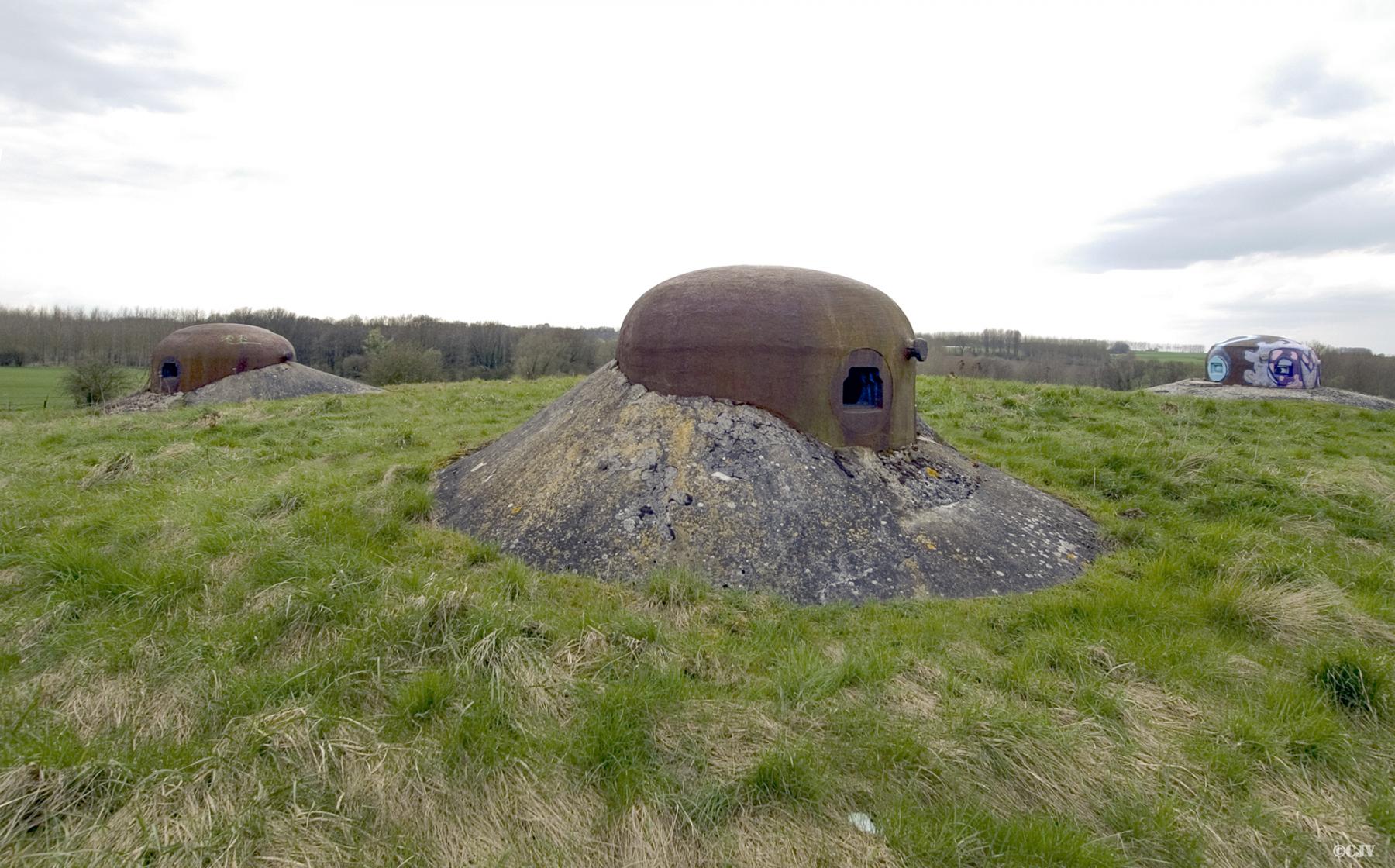Ligne Maginot - JENLAIN - C14 - (Casemate d'infanterie) - Vue sur les trois cloches (au fond la GFM) - Lia VERMEULEN