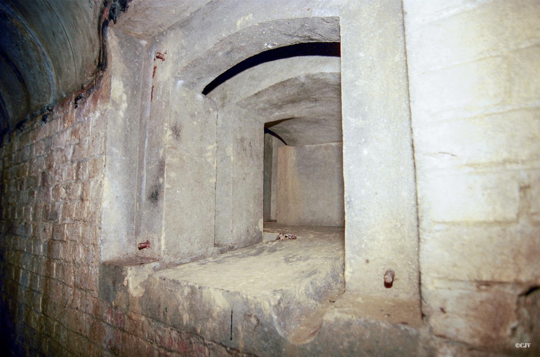 Ligne Maginot - JENLAIN - C14 - (Casemate d'infanterie) - Chambre de mine placée dans l'égout et destinée à empêcher le passage par l'égout en cas d'irruption ennemie - Lia VERMEULEN