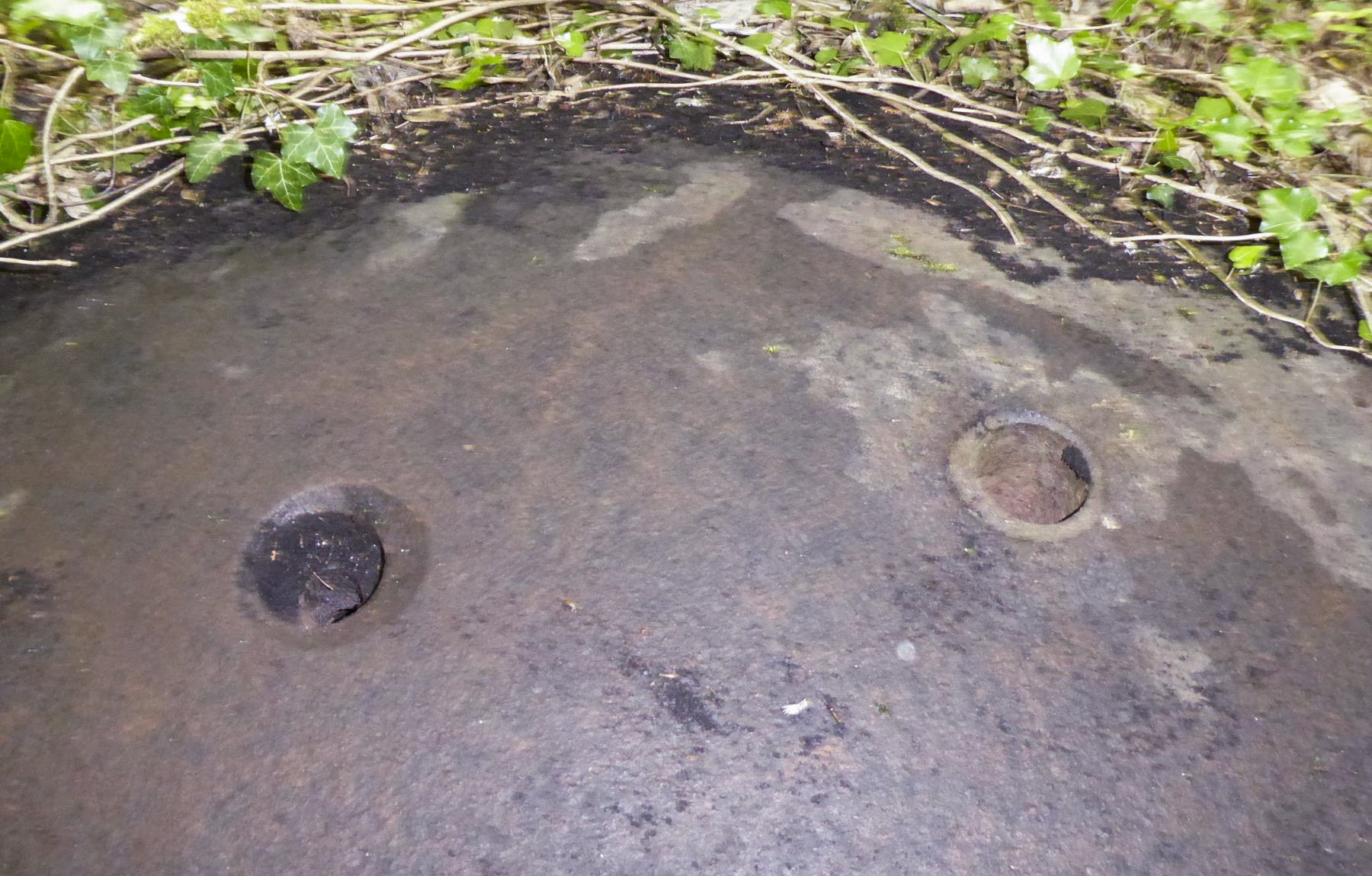 Ligne Maginot - MARLIERES - C4 - (Casemate d'infanterie) - Cloche JM convertie AM : les deux importants perçages sur le dessus de cloche - François VILLARS
