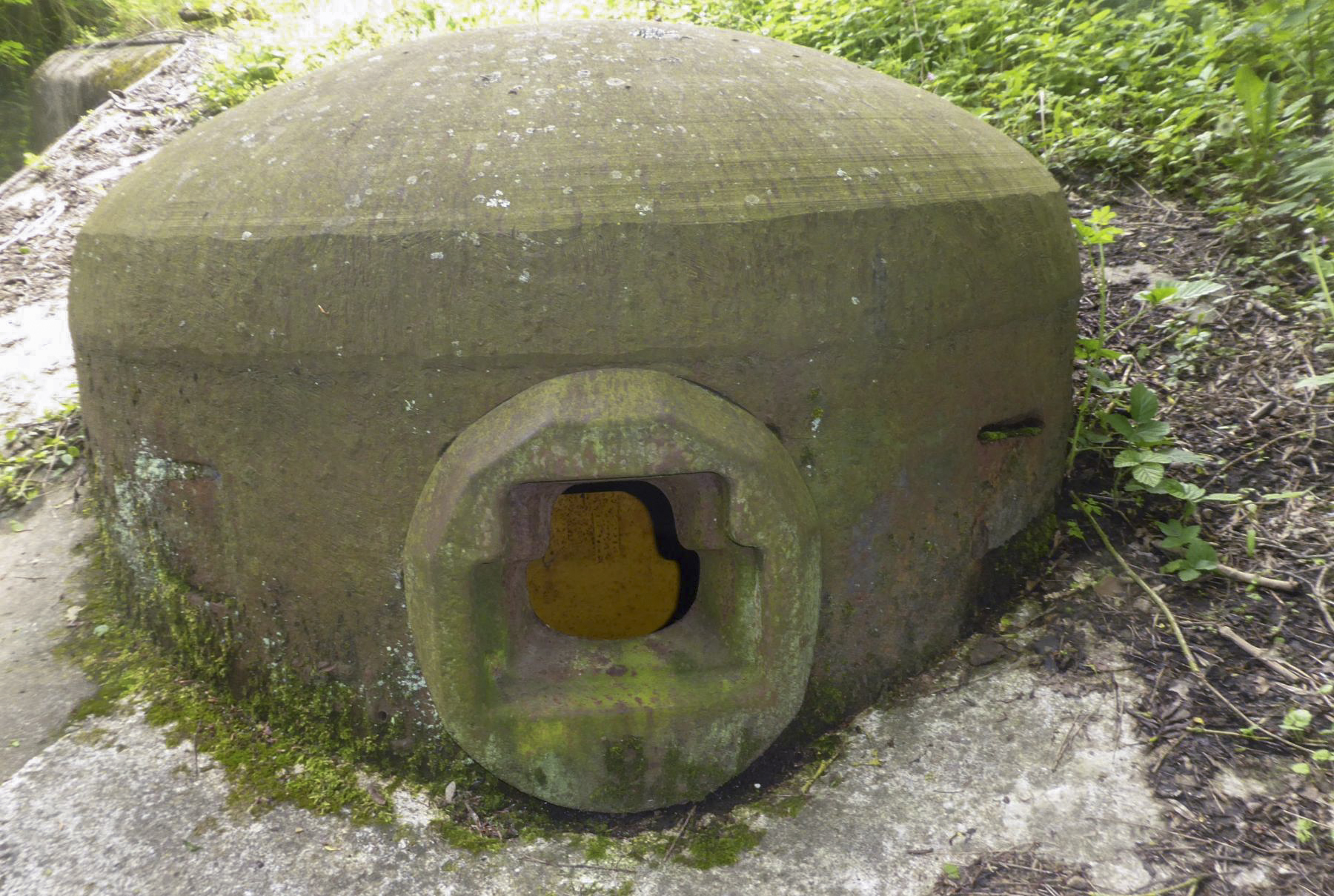 Ligne Maginot - NOTRE DAME D'AMOUR - C1 - (Casemate d'infanterie - double) - La cloche JM modifiée pour AM. Noter l'obturation des deux ouvreaux d'observation, remplacés par le perçage de trous pour périscope. - François VILLARS