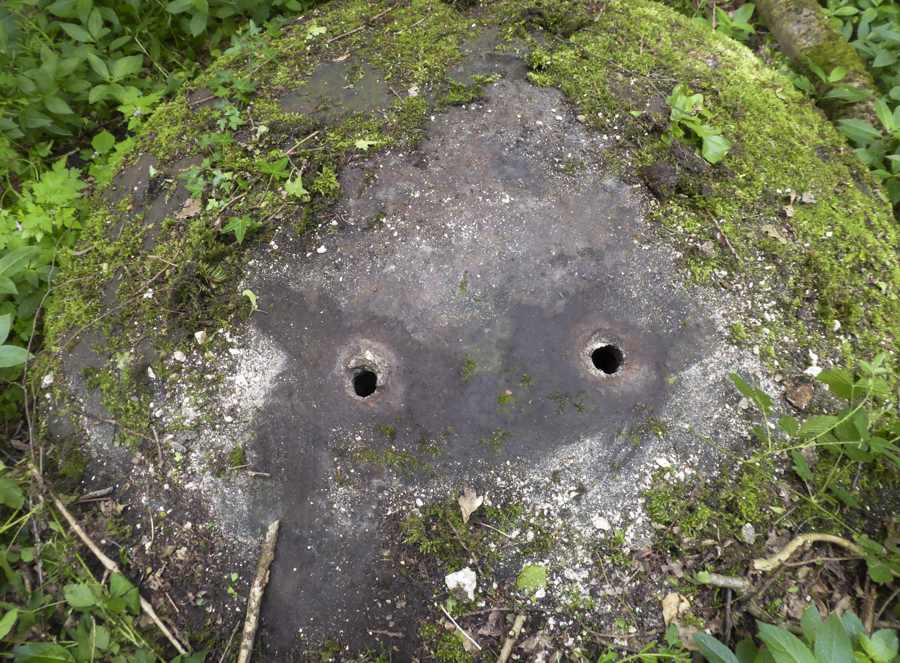 Ligne Maginot - ROSIERES - C3 - (Casemate d'infanterie) - Perçages de la cloche JM convertie AM. écartement 32 cm. - François VILLARS