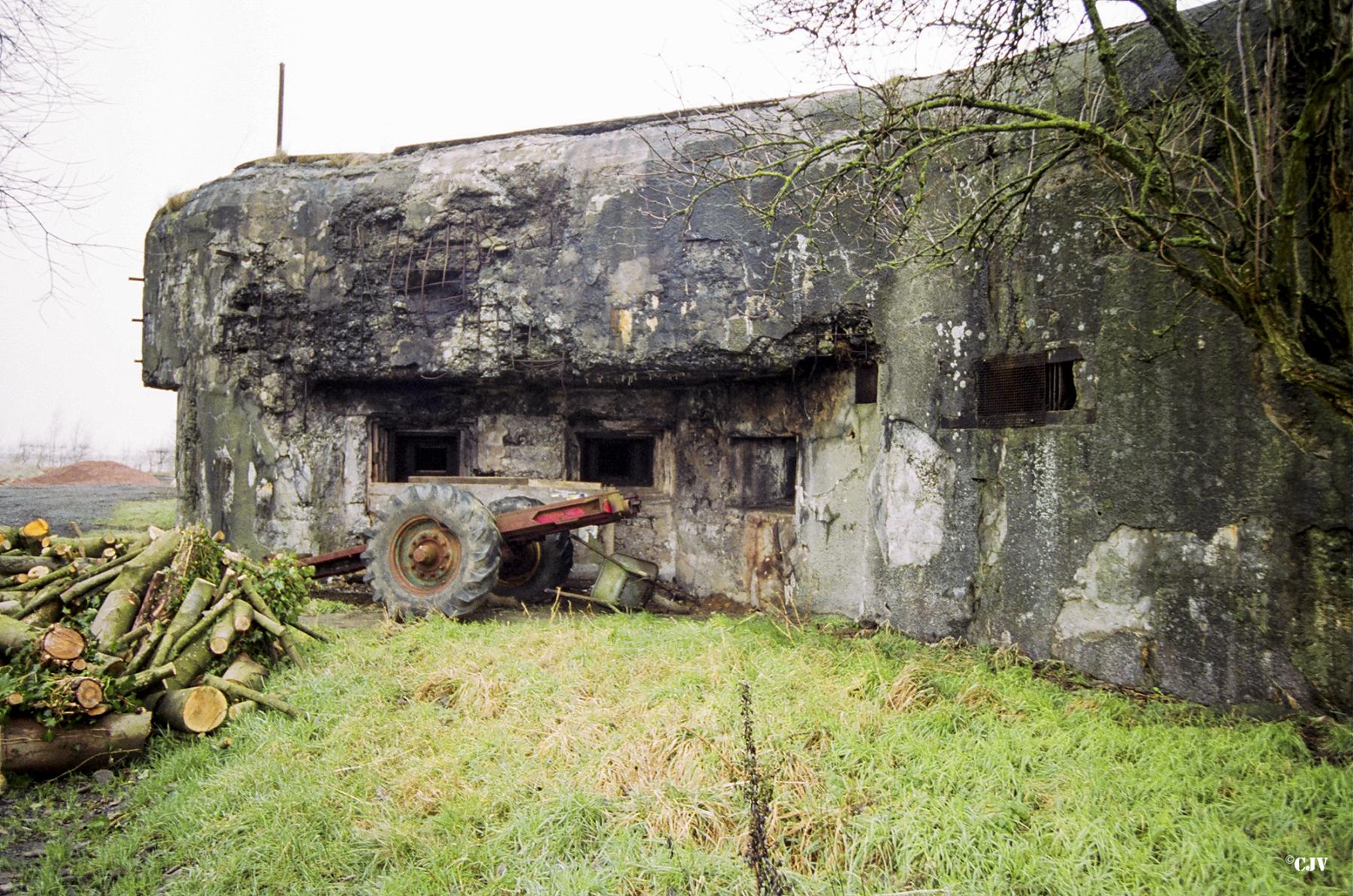Ligne Maginot - TALANDIER - C13 - (Casemate d'infanterie - double) - Façade avec les créneaux. La façade a été labourée par l'artillerie Allemande - Lia VERMEULEN