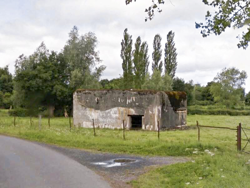 Ligne Maginot - MANDENNE - (Blockhaus lourd type STG / STG-FCR - Simple) - L'entrée arrière pour canon, et à droite le créneau d'observation - Google Streetview
