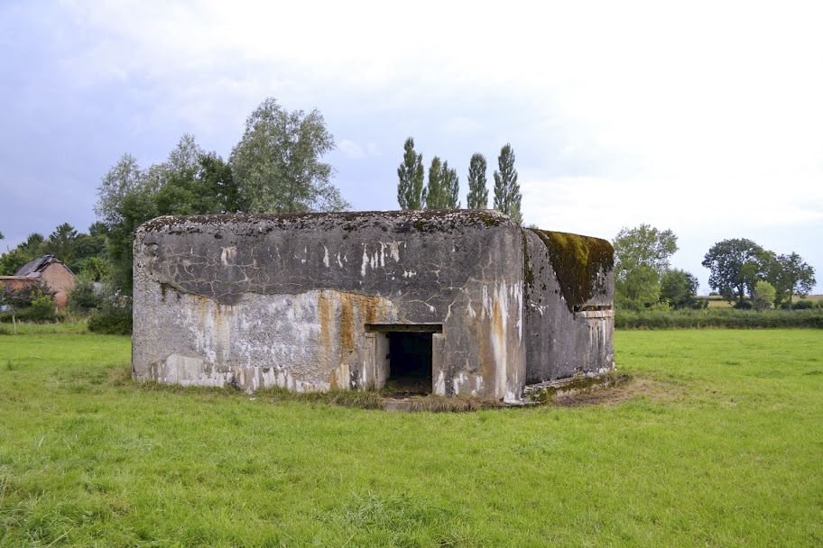 Ligne Maginot - MANDENNE - (Blockhaus lourd type STG / STG-FCR - Simple) - L'entrée arrière pour canon, et à droite le créneau d'observation - PAVEL Jan
