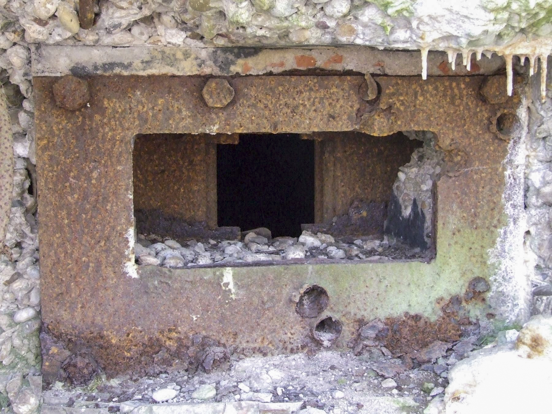 Ligne Maginot - NEUBACH 2 (AVANT POSTE) - (Blockhaus pour arme infanterie) - Un des créneaux pour mitrailleuse. - STENGER Mathieu