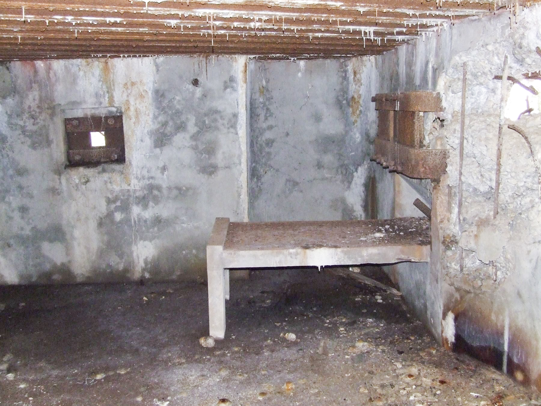 Ligne Maginot - NEUBACH 2 (AVANT POSTE) - (Blockhaus pour arme infanterie) - La chambre de tir pour mitrailleuse. Une première table de tir. - STENGER Mathieu