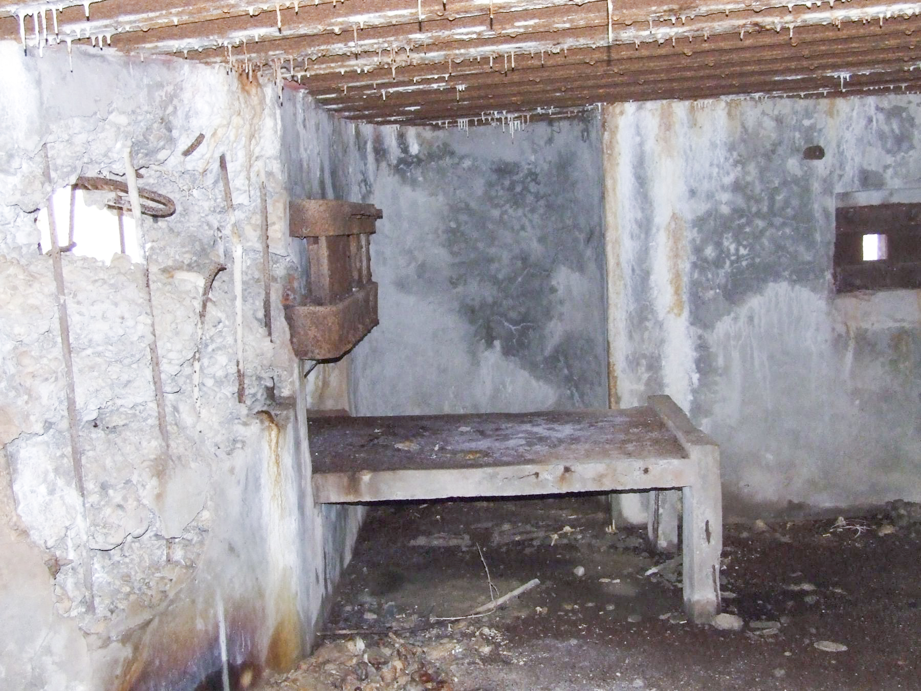 Ligne Maginot - NEUBACH 2 (AVANT POSTE) - (Blockhaus pour arme infanterie) - La chambre de tir pour mitrailleuse. Une deuxième table de tir. - STENGER Mathieu