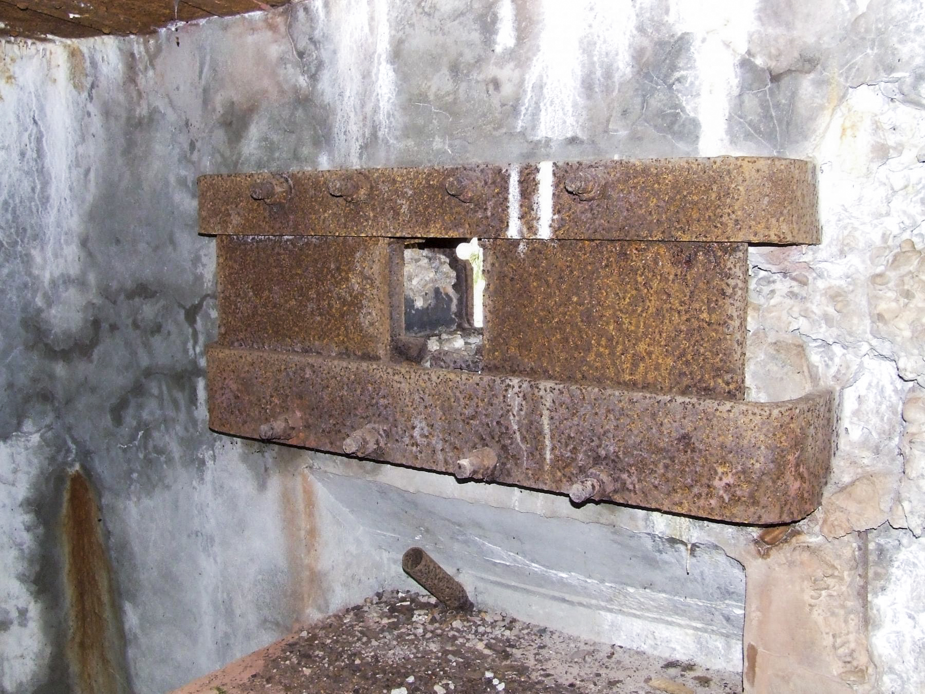 Ligne Maginot - NEUBACH 2 (AVANT POSTE) - (Blockhaus pour arme infanterie) - La trémie du créneau mitrailleuse. - STENGER Mathieu
