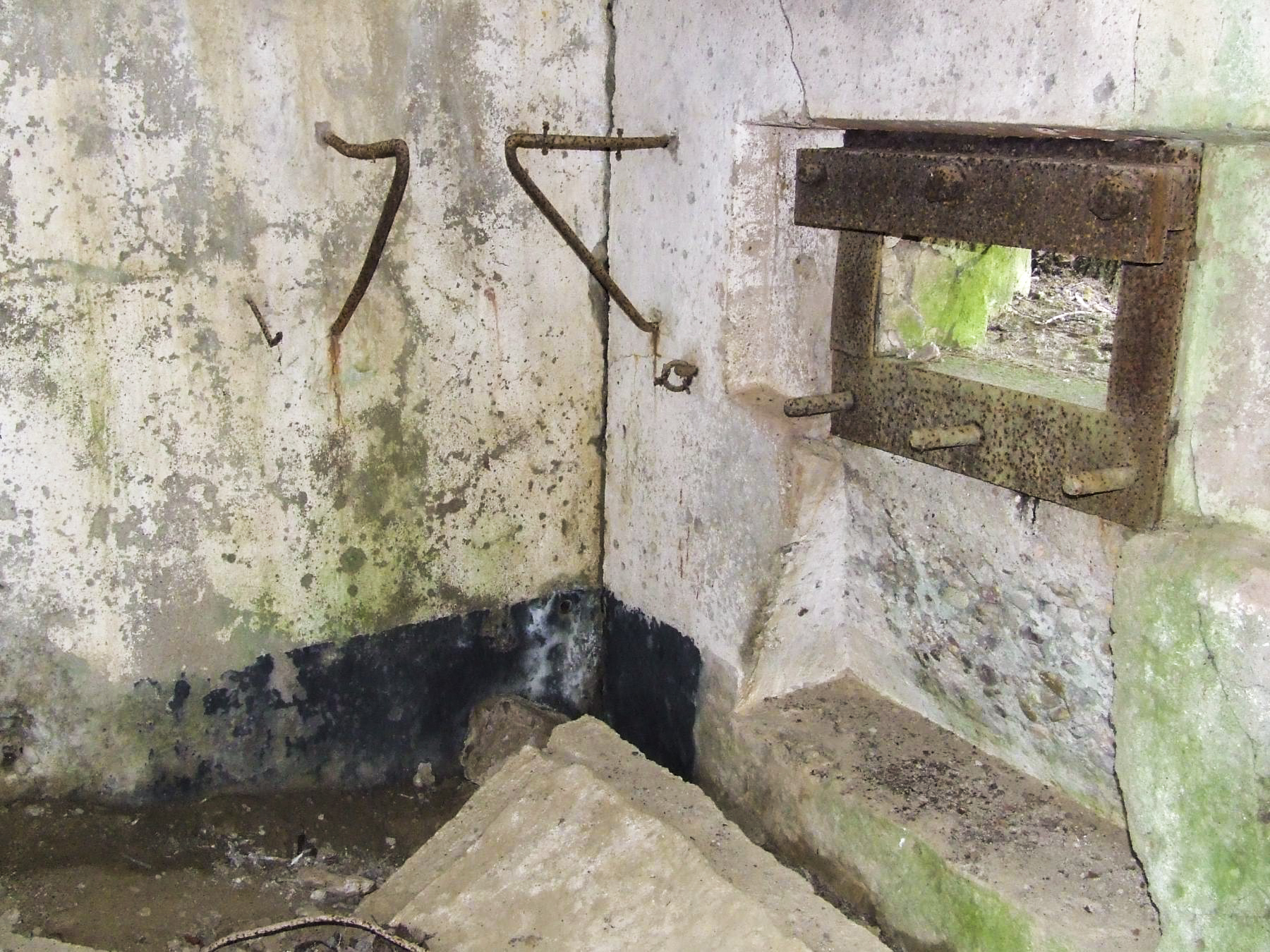 Ligne Maginot - FERME DES TUILERIES - BITCHERBERG 2 - (Blockhaus pour arme infanterie) - La chambre de tir pour mitrailleuse. - STENGER Mathieu