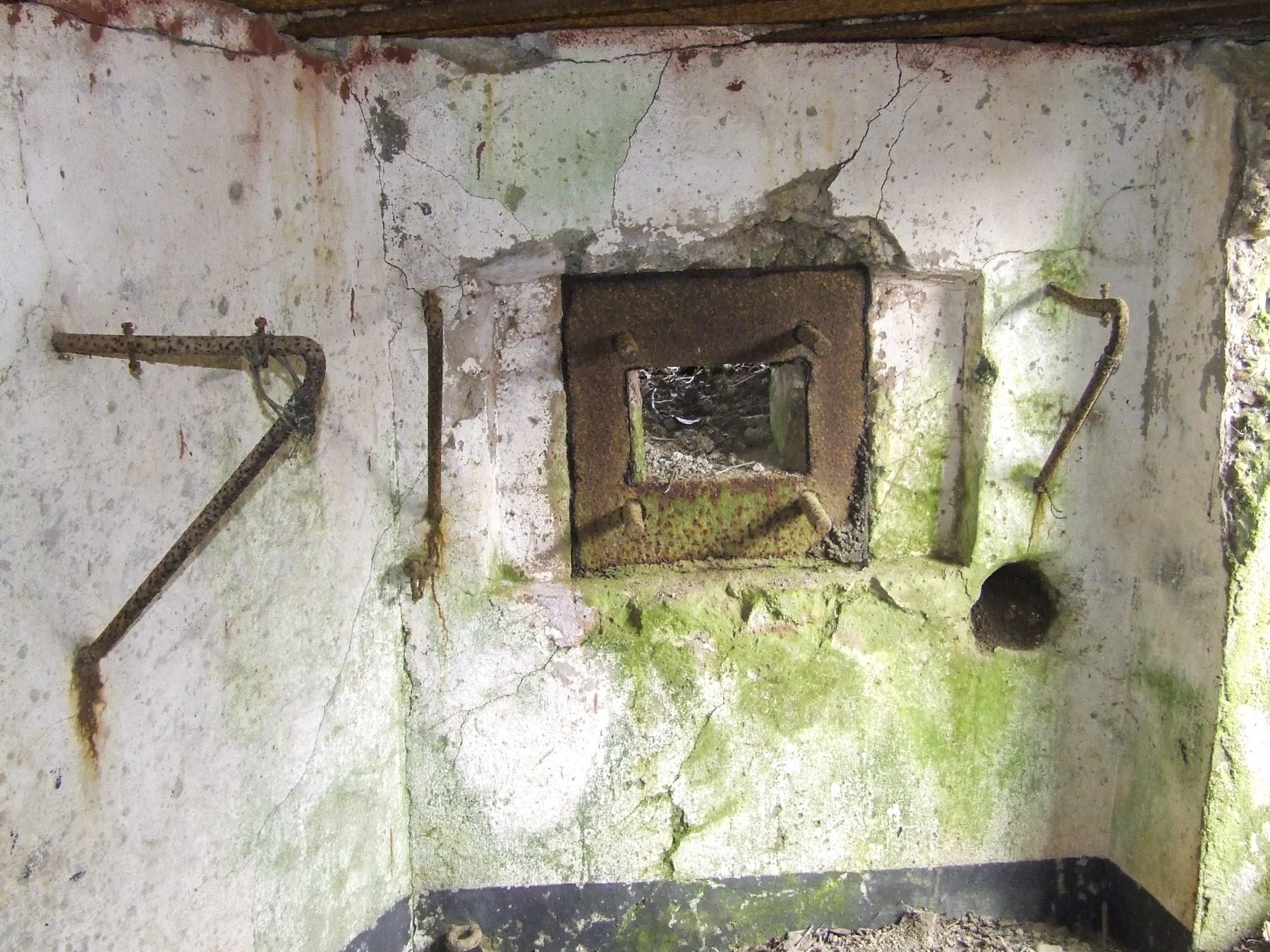 Ligne Maginot - FERME DES TUILERIES - BITCHERBERG 2 - (Blockhaus pour arme infanterie) - Le créneau pour FM. - STENGER Mathieu