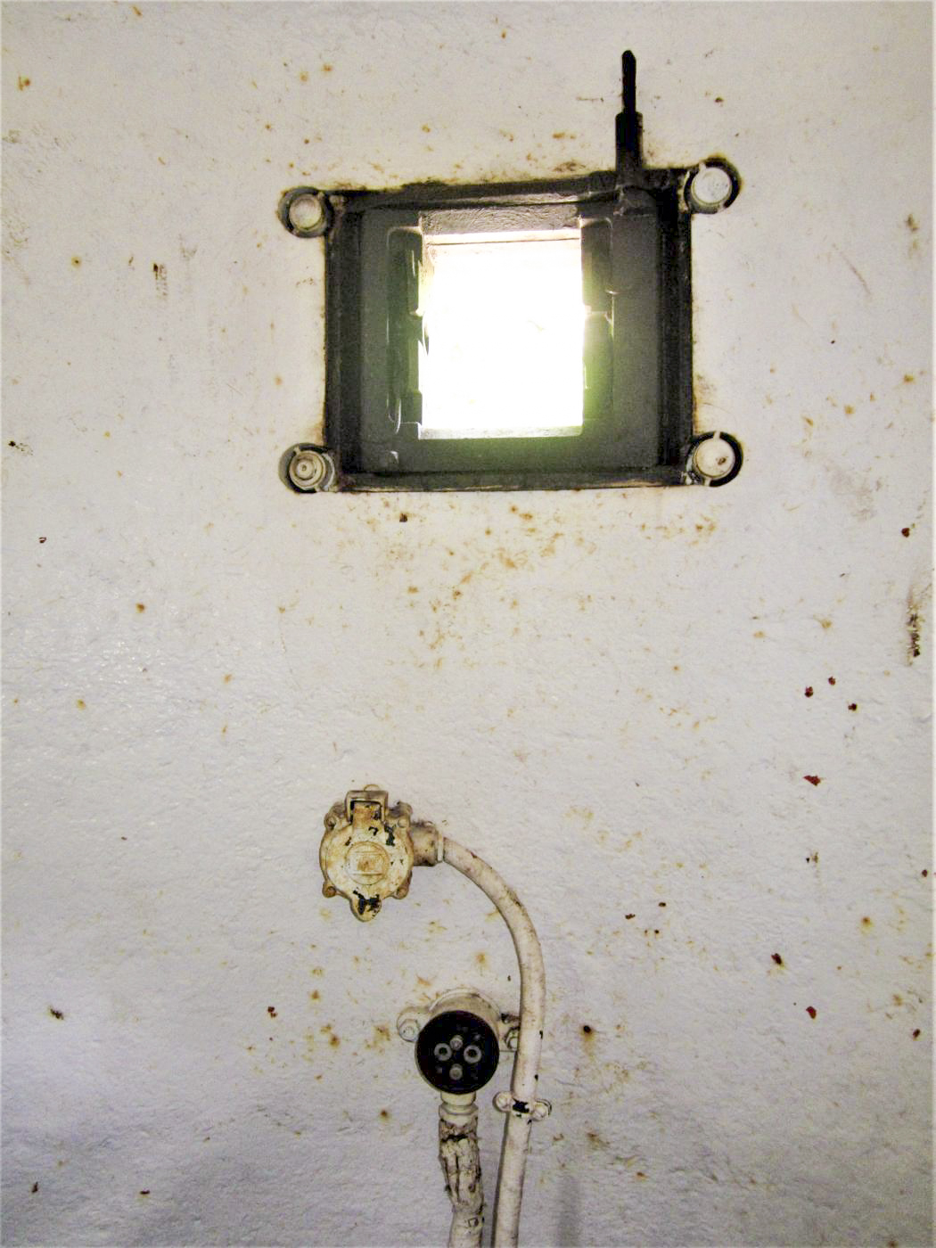 Ligne Maginot - LAVOIR - (Ouvrage d'artillerie) - Entrée munitions
Cloche GFM
Créneau, prise de courant et prise téléphonique - Gregory Fuchs