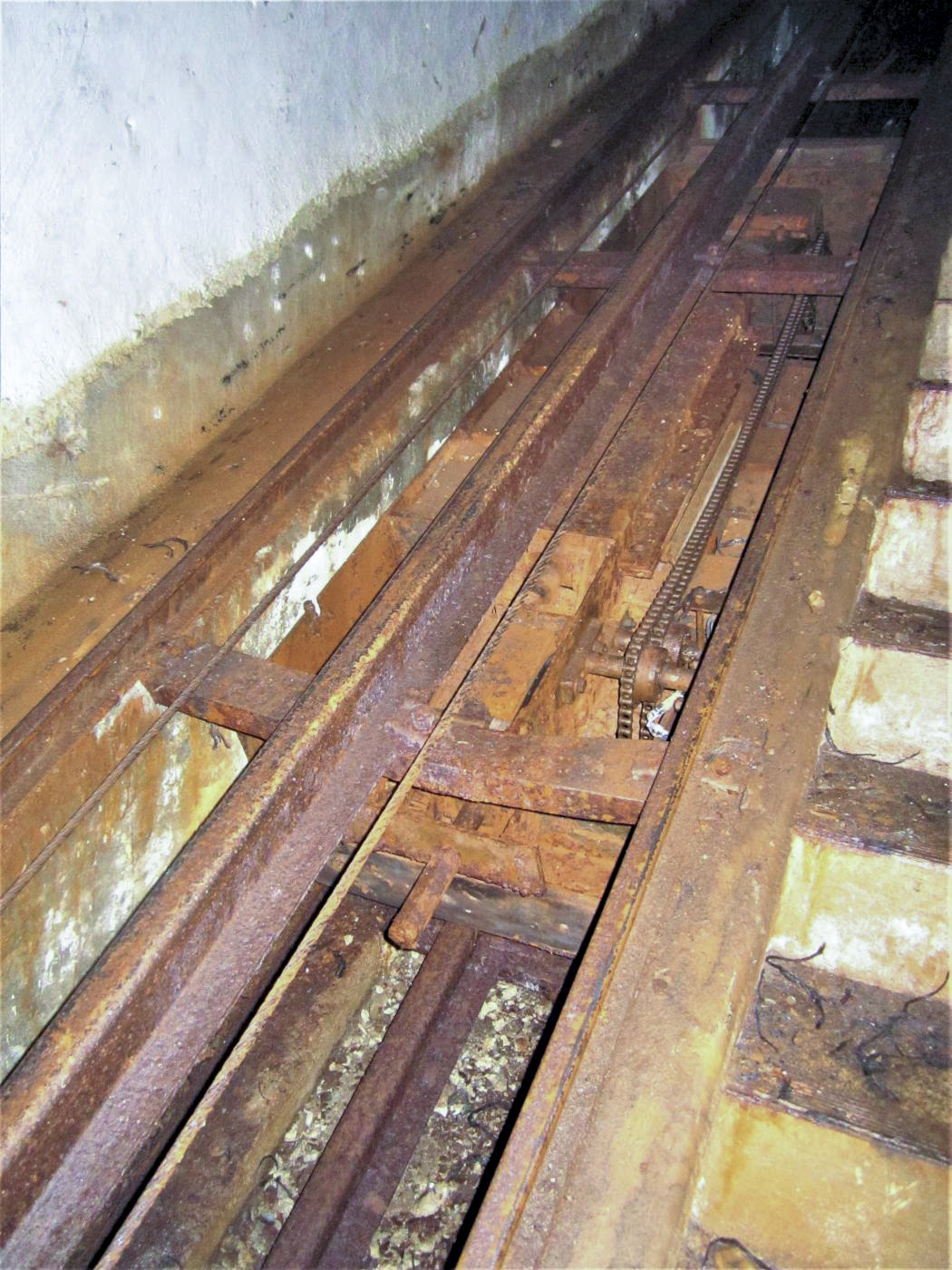 Ligne Maginot - LAVOIR - (Ouvrage d'artillerie) - Plan incliné
Contrepoids d'équilibrage du chariot monte-wagonnets - Gregory Fuchs