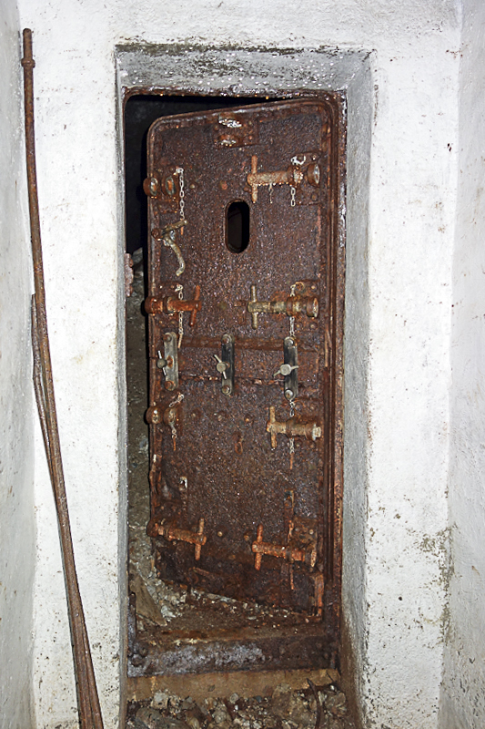 Ligne Maginot - LAVOIR - (Ouvrage d'artillerie) - Plan incliné
Porte blindée menant vers la galerie de creusement - Michel Teiten
