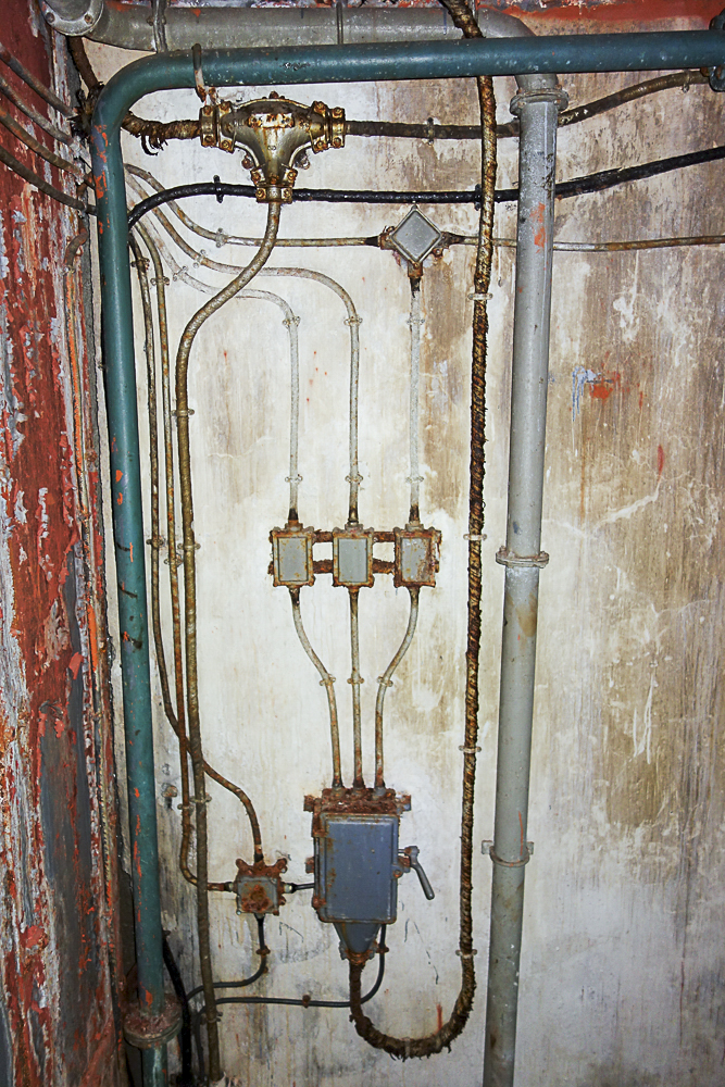 Ligne Maginot - LAVOIR - (Ouvrage d'artillerie) - Bloc 3
Distribution de l'éclairage - Michel Teiten