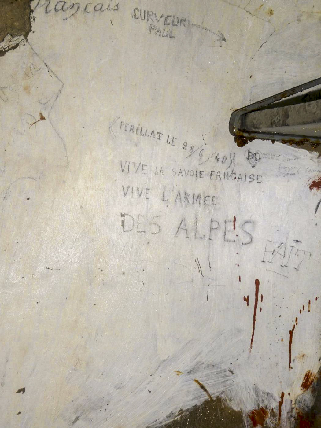 Ligne Maginot - LAVOIR - (Ouvrage d'artillerie) - Bloc 4
Etage inférieur
Graffiti dans la chambre de troupe - ELLENA - CUNY