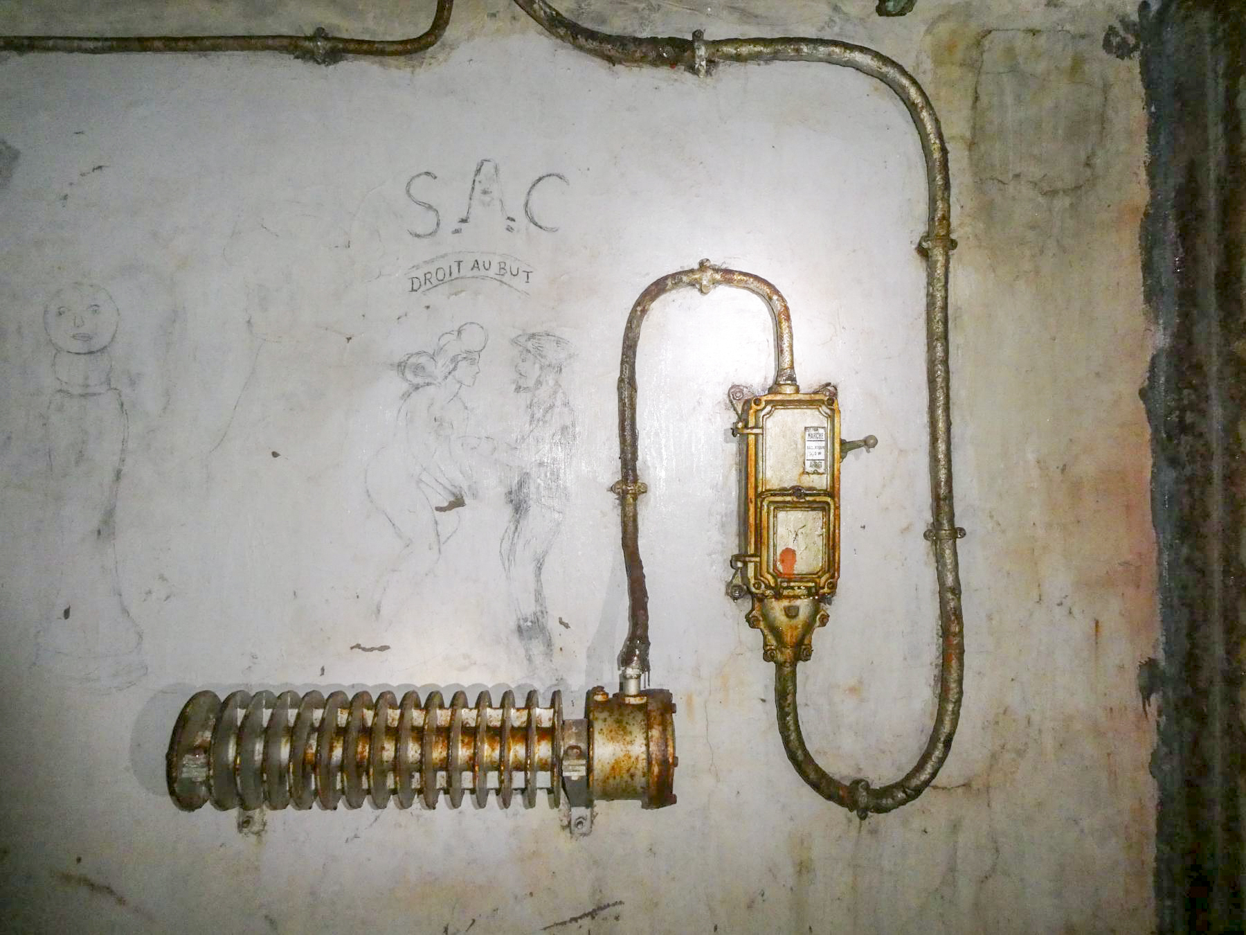 Ligne Maginot - LAVOIR - (Ouvrage d'artillerie) - Bloc 4 
Etage inférieur 
Graffiti dans la chambre des sous-officiers - ELLENA - CUNY