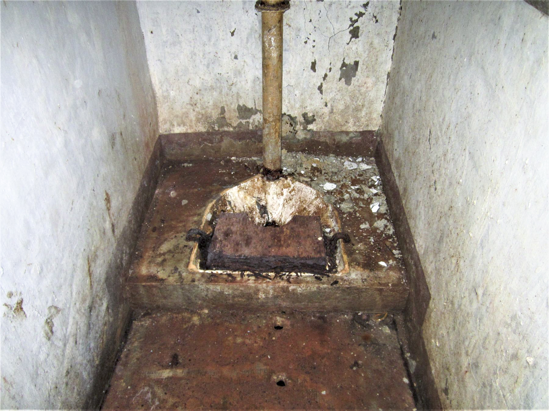 Ligne Maginot - LAVOIR - (Ouvrage d'artillerie) - Bloc 4 
Etage inférieur 
Latrines - Gregory Fuchs