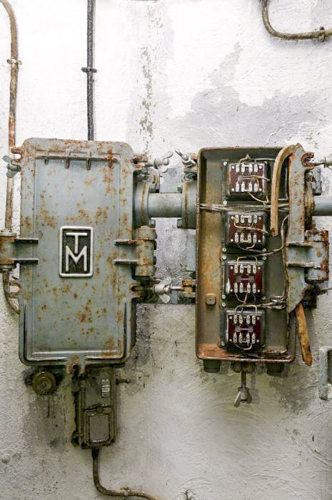 Ligne Maginot - LAVOIR - (Ouvrage d'artillerie) - Boitiers de translateurs permettant de créer des lignes téléphoniques supplémentaires sur un câble classique
Leur emploi met en évidence le manque de lignes téléphoniques alimentant l'ouvrage - ZEIG Marc