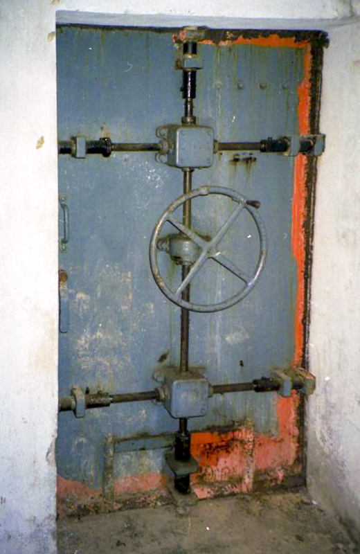 Ligne Maginot - LAVOIR - (Ouvrage d'artillerie) - Bloc 5
Etage inférieur
Porte étanche d'un magasin - Ellena-Cuny