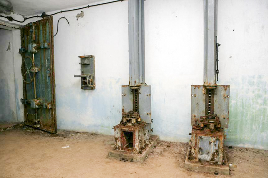 Ligne Maginot - LAVOIR - (Ouvrage d'artillerie) - Bloc 5
Etage inférieur
Magasin à munitions M3, norias d'alimentation en munitions de la chambre de tir gauche - ZEIG Marc
