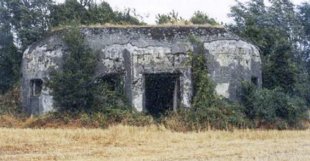 Ligne Maginot - B554 - CIMETIERE DE SAINT-WAAST - (Blockhaus pour canon) -  - J-L. AUBLET et S. MAINGUIN