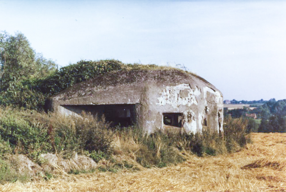 Ligne Maginot - B554 - CIMETIERE DE SAINT-WAAST - (Blockhaus pour canon) - Façade de tir, vue du Nord-Ouest - legarsdunord