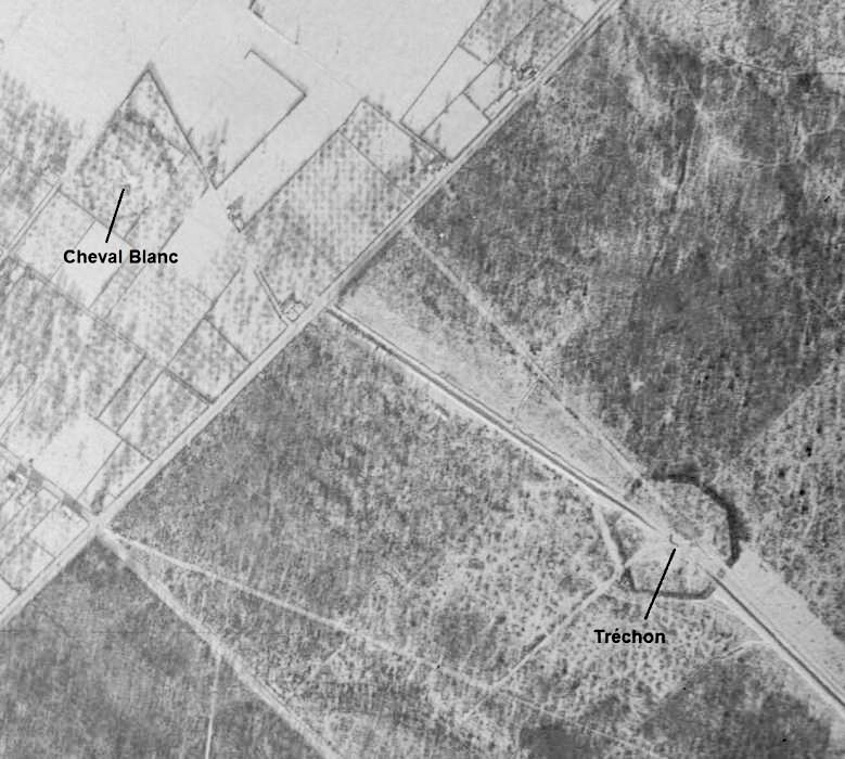 Ligne Maginot - C19 - TRECHON - (Casemate d'infanterie - double) - Photo aérienne de l'hiver 1940. La casemate est bien visible, ainsi que le fossé antichar et la bande déforestée permettant les vues vers les casemates voisines. - IGN 1940 - Geoportail