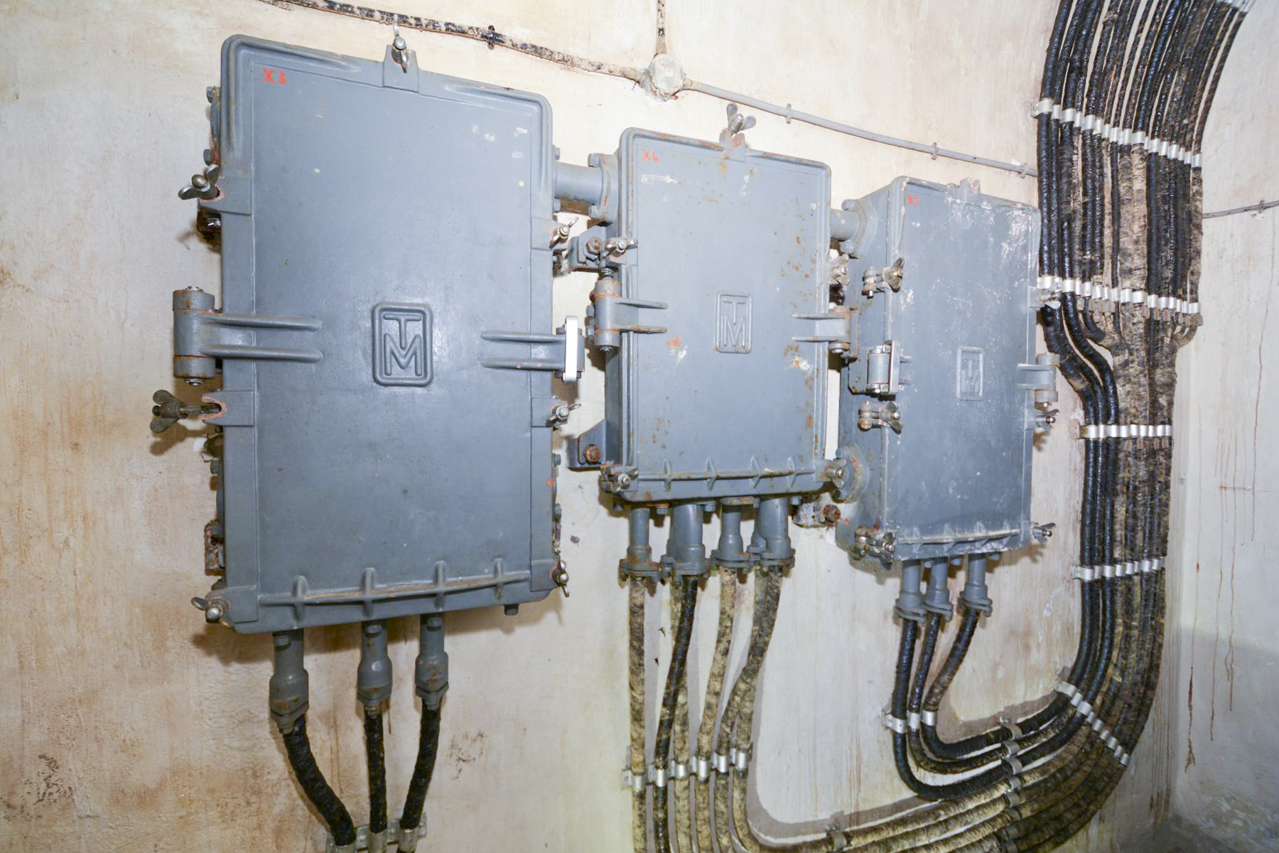Ligne Maginot - ROCHE LA CROIX (RLC) - (Ouvrage d'artillerie) - Central téléphonique
Le répartiteur principal de l'ouvrage avec de chaque coté, un boitier de protection pour les panneaux d'abonnés du central. - Pascal Lambert