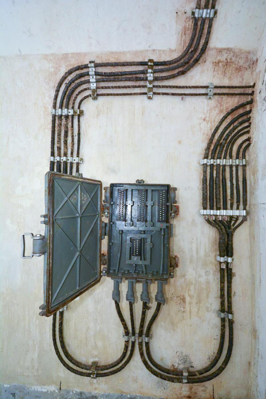 Ligne Maginot - ROCHE LA CROIX (RLC) - (Ouvrage d'artillerie) - Le PC de l'ouvrage
Répartiteur téléphonique
Noter la modernisation faite avec le remplacement des conjoncteurs par des têtes de câble - Pascal Lambert