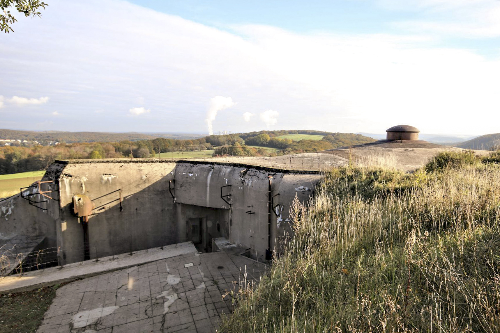 Ligne Maginot - EINSELING - A36 - (Ouvrage d'infanterie) - Vue sur l'entrée et la tourelle mitrailleuse - Michel & Philippe ZIMMER
