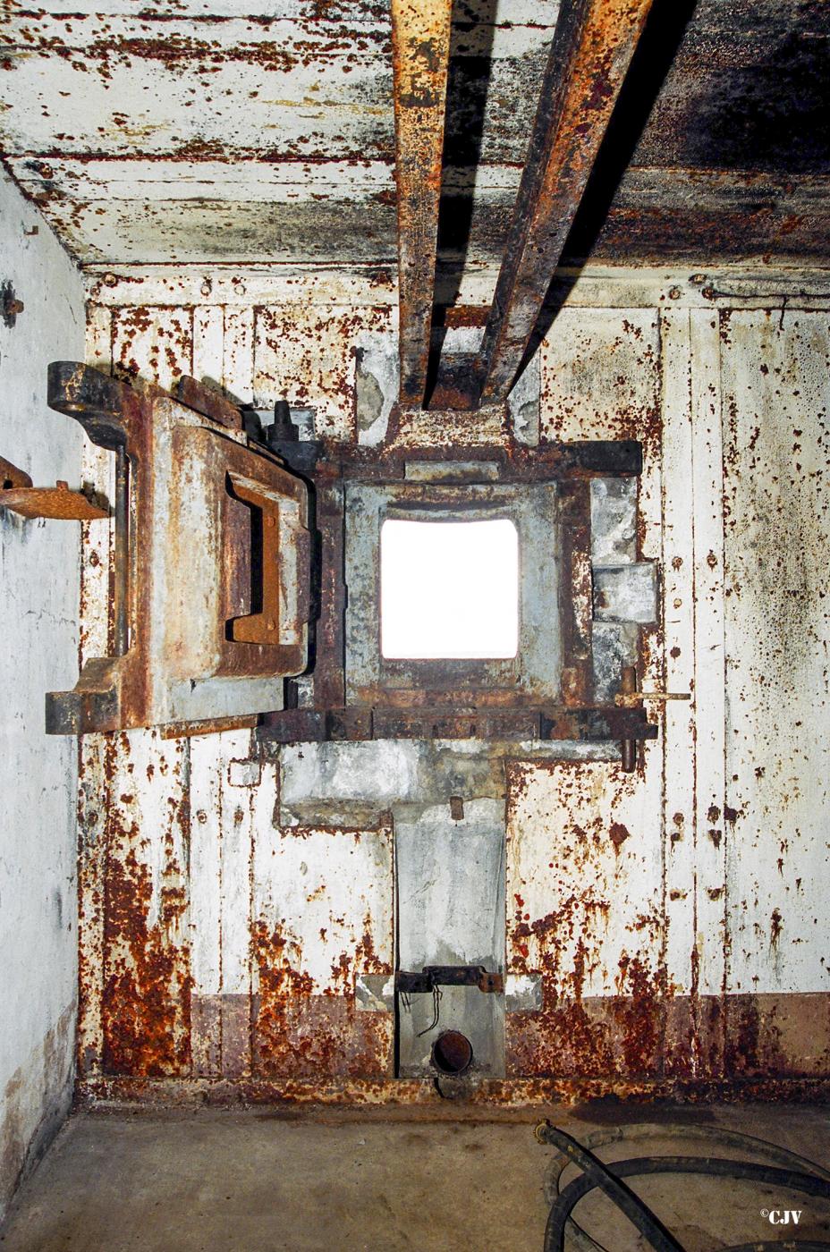 Ligne Maginot - EINSELING - A36 - (Ouvrage d'infanterie) - Créneau JM/47 avant restauration - Lia VERMEULEN