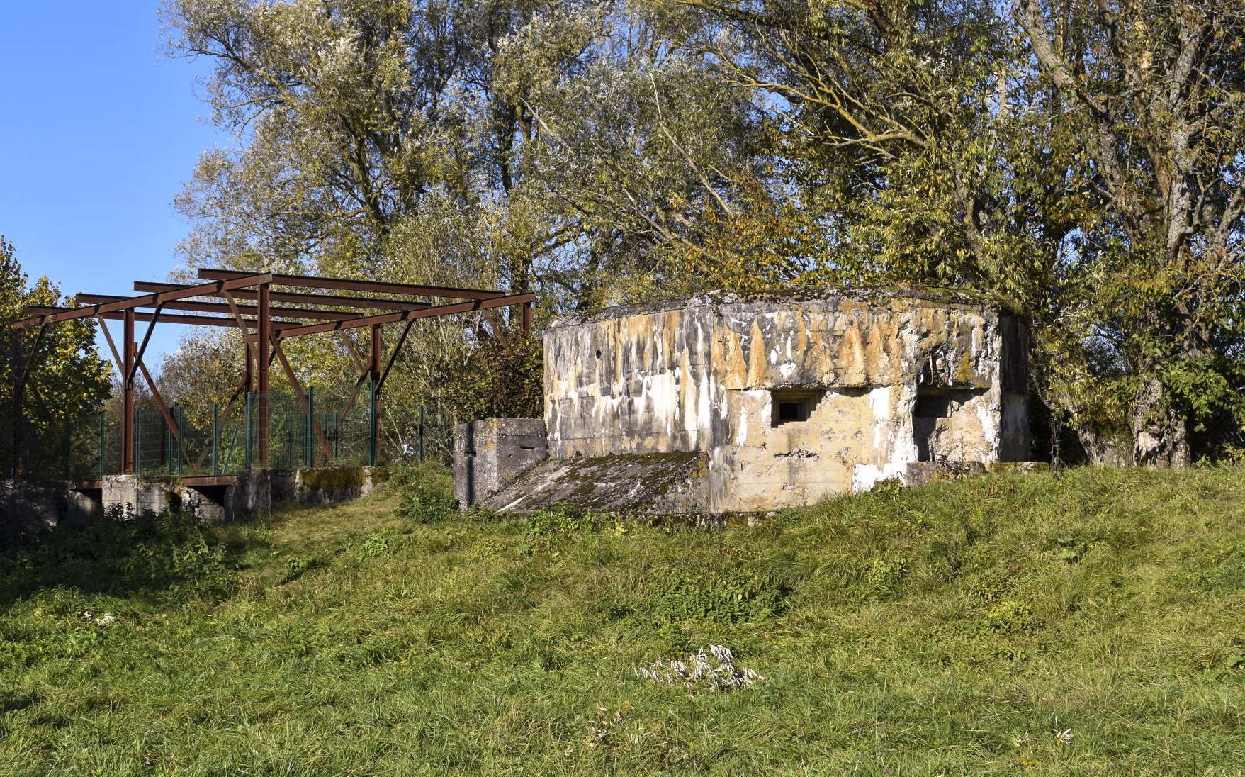 Ligne Maginot - DIGUE DE REMERING 1 - R114 - (Blockhaus pour arme infanterie) - Le blockhaus R114 et le barrage  - Daniel Froehly