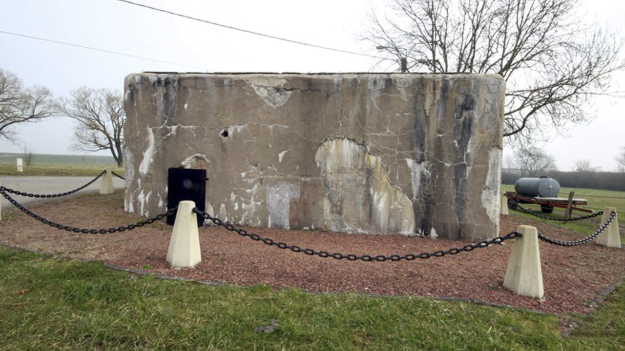 Ligne Maginot - R117 - REMERING - (Blockhaus pour arme infanterie) - Façade arrière et entrée - Michel & Philippe ZIMMER