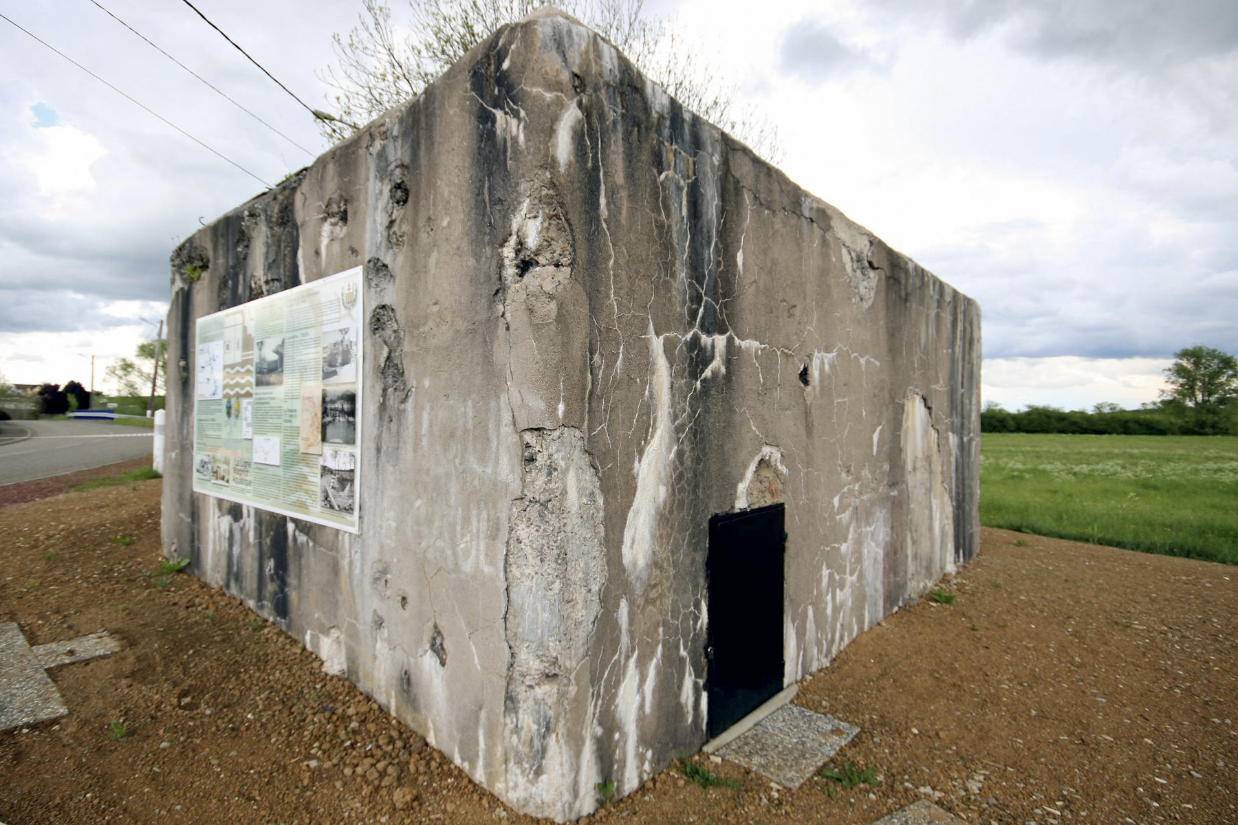 Ligne Maginot - R117 - REMERING - (Blockhaus pour arme infanterie) - L'entrée basse du blockhaus - Michel & Philippe ZIMMER