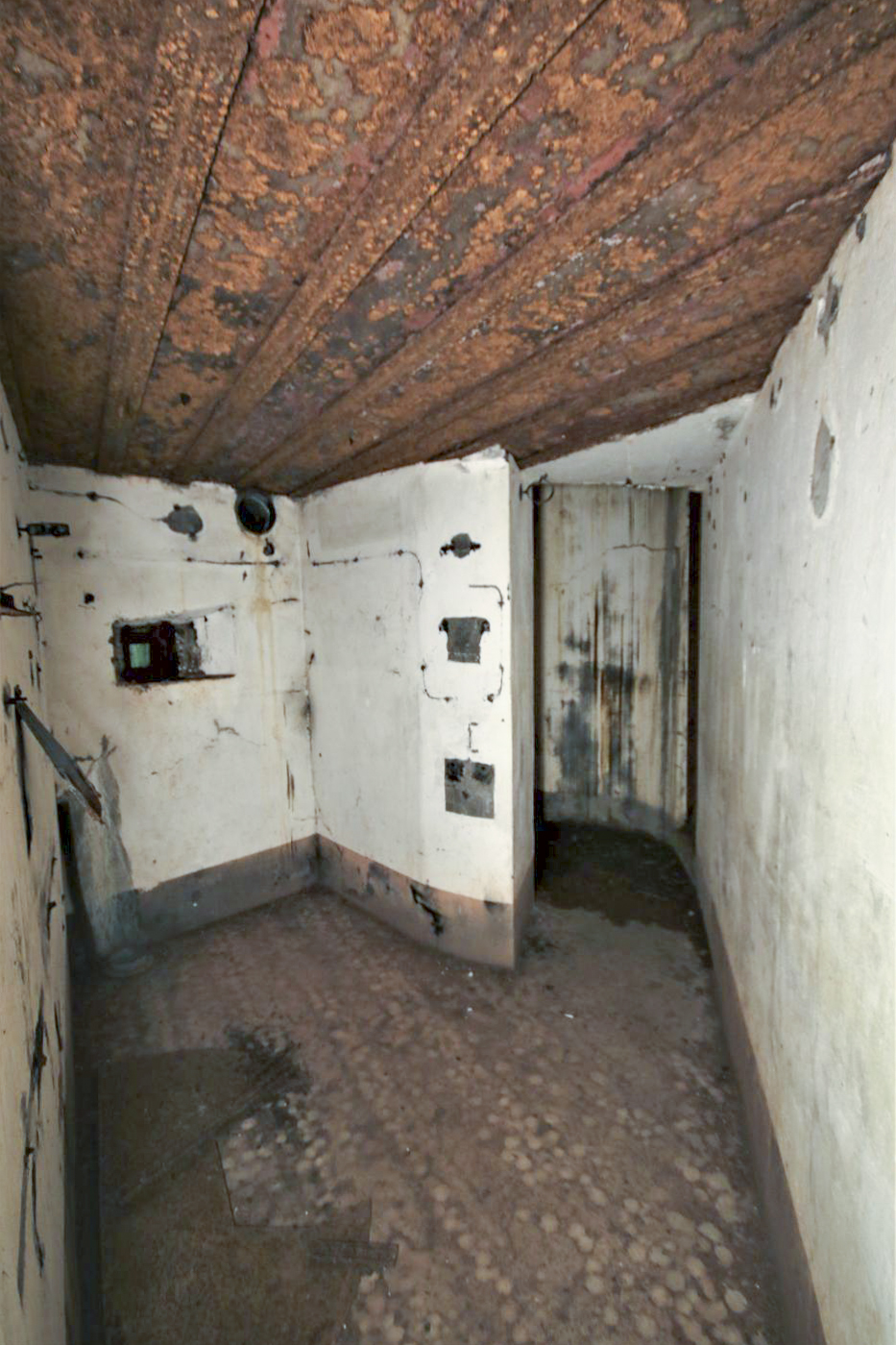 Ligne Maginot - ACA2 - STOCKEN - (Casemate d'artillerie) - Créneau FM de façade et accès à la cloche GFM - Michel & Philippe ZIMMER