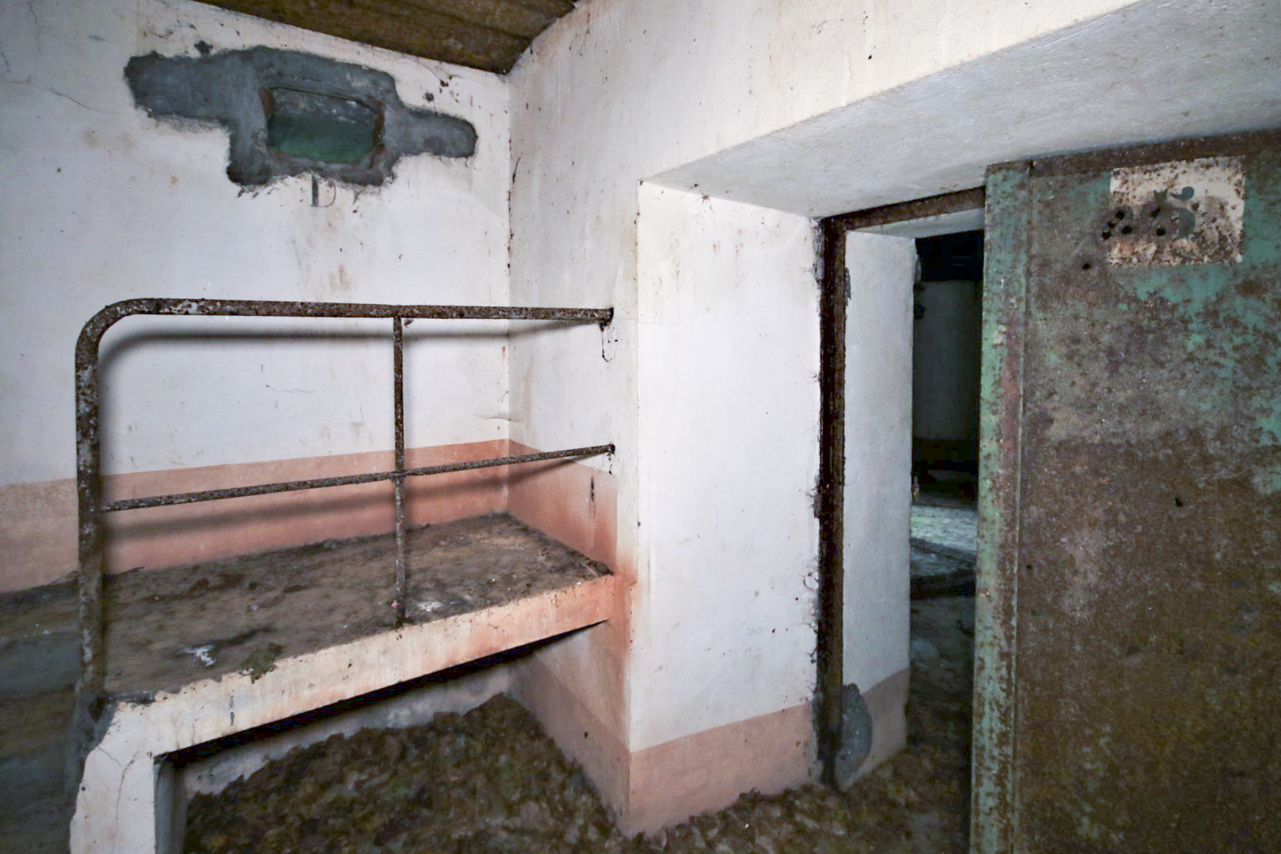 Ligne Maginot - ACA2 - STOCKEN - (Casemate d'artillerie) - Poste d'observation
Noter le repère D sous le créneau - Michel & Philippe ZIMMER