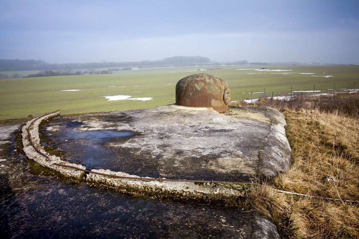 Ligne Maginot - BAMBIDERSTROFF NORD - C70 - (Casemate d'infanterie) - A l'arrière de la cloche GFM, le muret destiné à retenir la terre camouflant la dalle - Fré Do