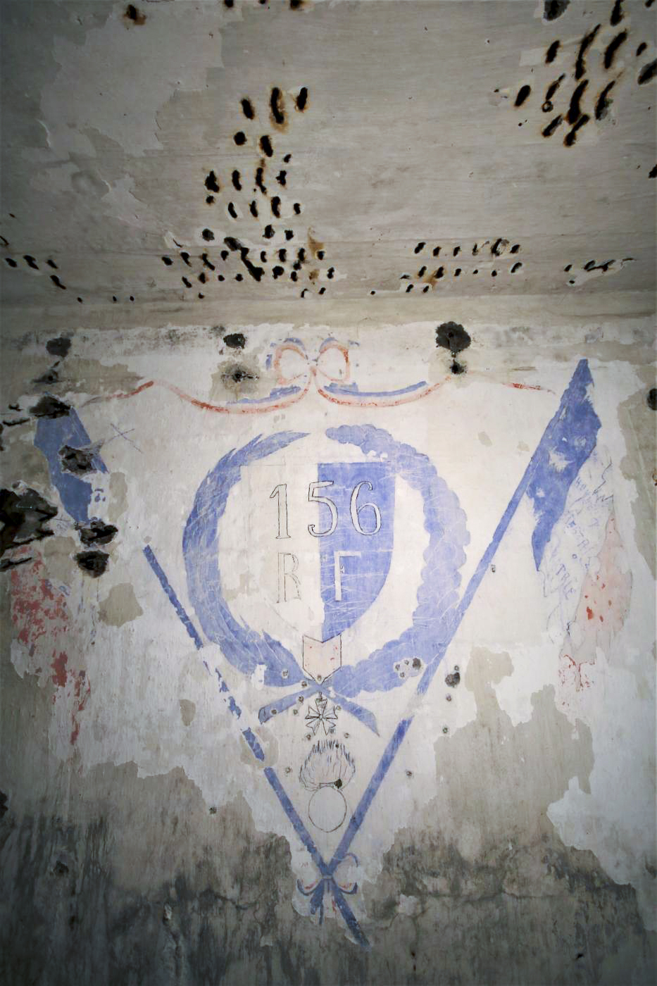 Ligne Maginot - BAMBIDERSTROFF NORD - C70 - (Casemate d'infanterie) - Fresque du 156° RIF
Le drapeau à droite porte la devise 'Honneur et Patrie' - Michel & Philippe ZIMMER