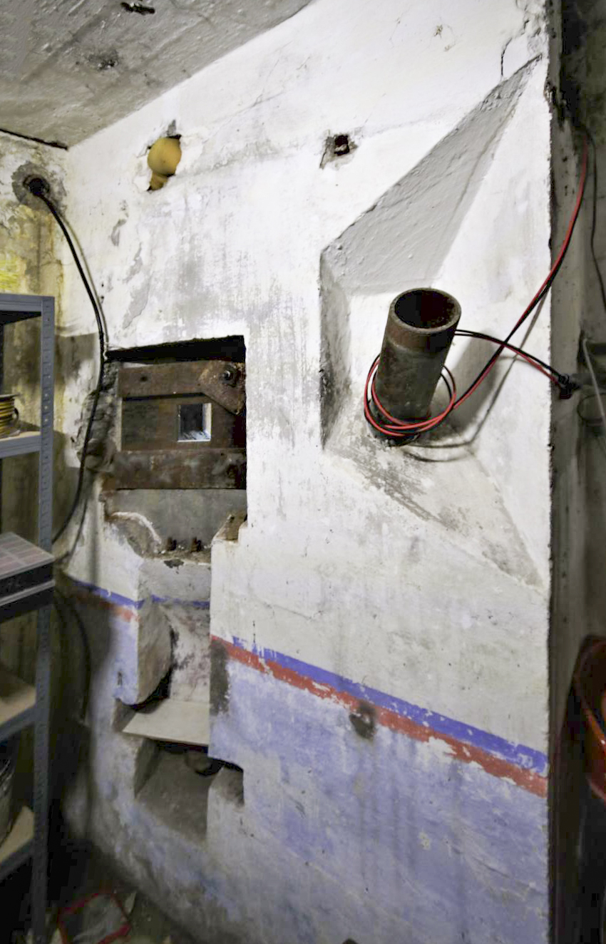 Ligne Maginot - BAMBIDERSTROFF NORD - C70 - (Casemate d'infanterie) - Créneau FM de défense de l'entrée et goulotte à grenades - Michel & Philippe ZIMMER