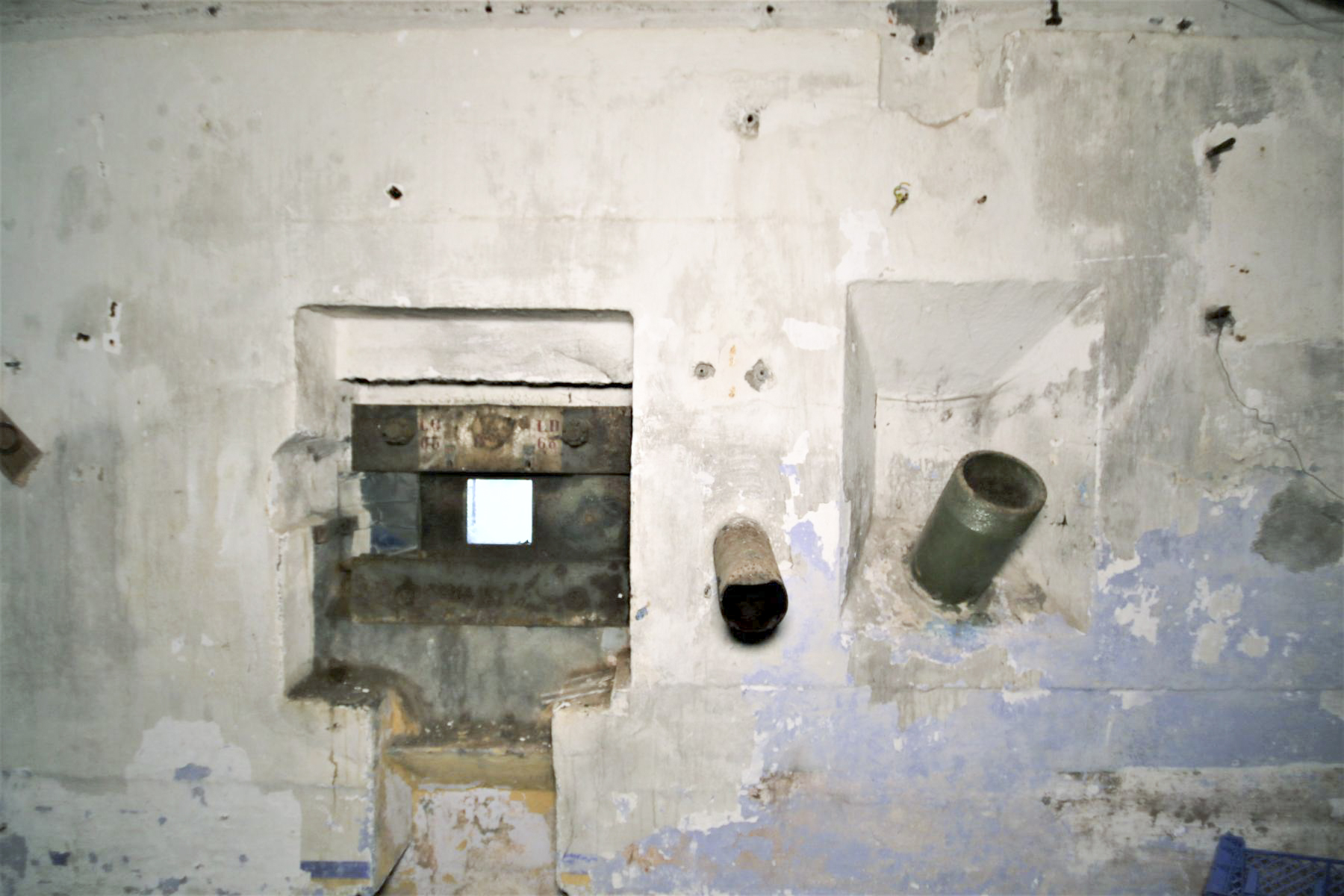 Ligne Maginot - BAMBIDERSTROFF NORD - C70 - (Casemate d'infanterie) - Créneau FM de façade et goulotte à grenades - Michel & Philippe ZIMMER