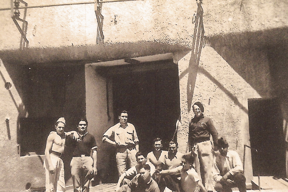 Ligne Maginot - FLAUT - (Ouvrage d'artillerie) - Une partie de l'équipage devant l'entrée - inconnu