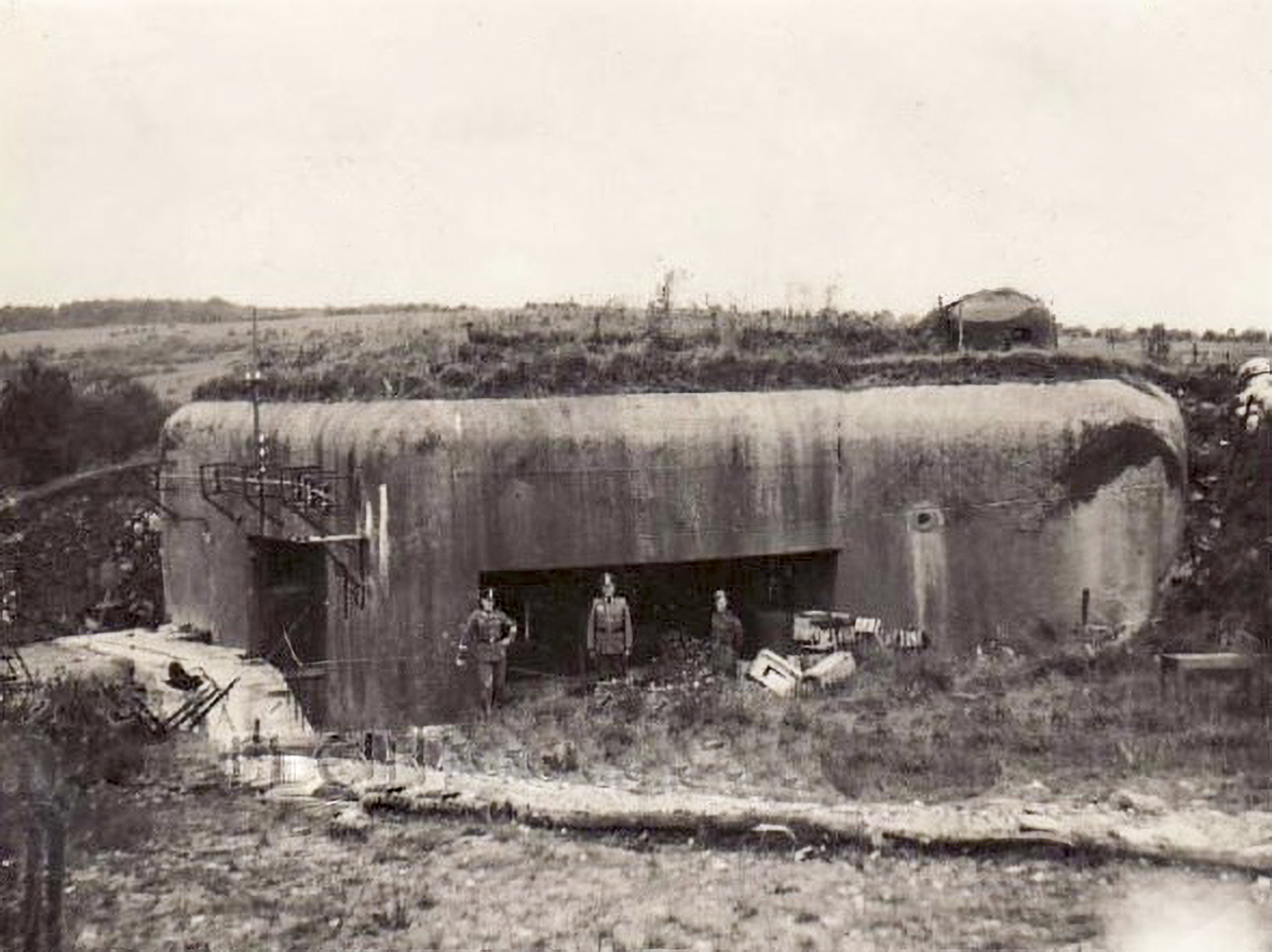 Ligne Maginot - WITTRING - (Casemate d'infanterie) - On aperçoit sur cette photo la niche provisoire pour le projecteur les caissons blindés n'ayant pas été livrés à temps. Sur les photos récentes on aperçoit les caissons blindés installés par le propriétaire de la casemate - inconnu