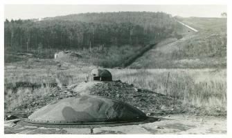 Ligne Maginot - HOCHWALD - (Ouvrage d'artillerie) - Bloc 7bis
Sa tourelle de 75 mle 33 
Au second plan, la casemate C9 
A l'arrière plan, le fossé avec les casemates C8 à C5