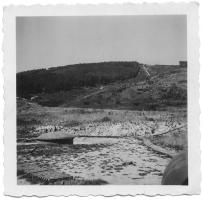 Ligne Maginot - HOCHWALD - (Ouvrage d'artillerie) - Le fossé antichar vu depuis le bloc 1
La tourelle de 135 est en batterie